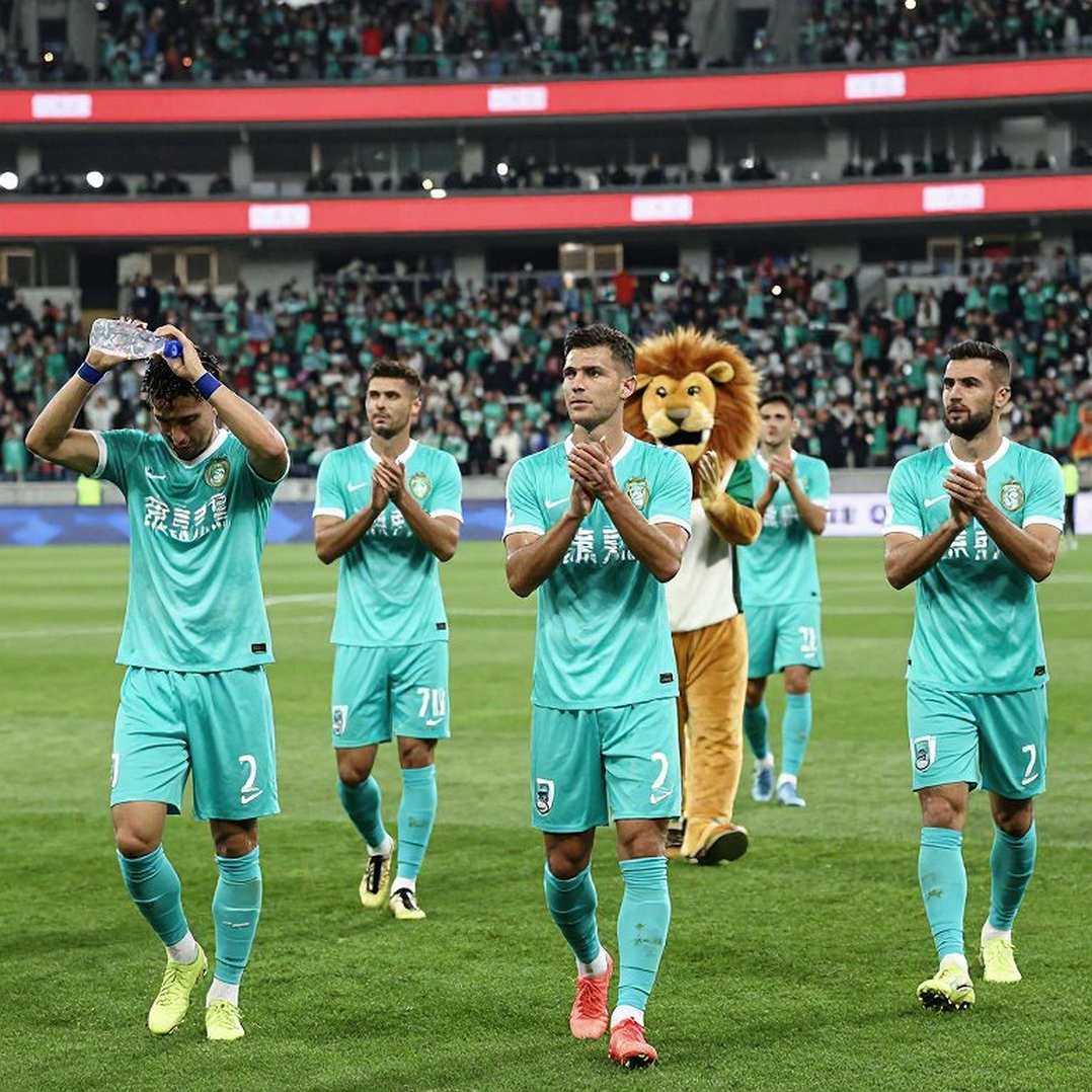 Manschot Lại Lên Tiếng, Koeman Jr Nổi Giận: Khi Một Quả Bóng Chạm Đầu Đổi Thay Cả Trận Đấu