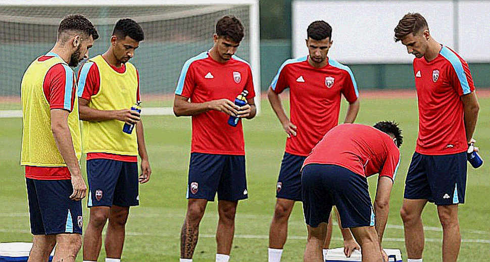 Đinh Hồng Vinh không hài lòng dù vào tứ kết ASIAD 2026: sau 51 cú sút là một khoảng trống mang tên Xuân Bắc Đinh Hồng Vinh không hài lòng dù vào tứ kết ASIAD 2026: sau 51 cú sút là một khoảng trống mang tên Xuân Bắc
